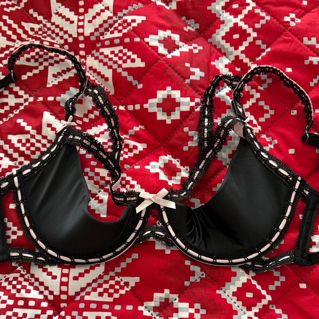 Victoria's Secret Black And Pink Lace Bra